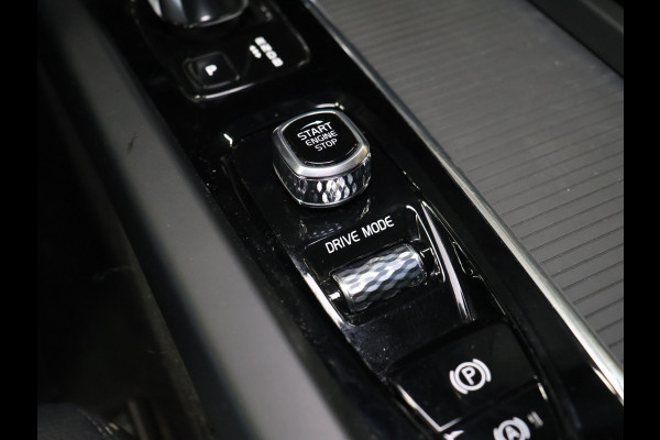 Volvo XC60 2.0 T8 Twin Engine AWD Momentum [SCHUIFKANTELDAK, APPLE CARPLAY, ANDROID, ELEKTRISCH VERSTELBARE STOELEN, STUURVERWARMING, STOELVERWARMING, VOL LEDER, CRUISE, CLIMATE, NIEUWSTAAT]