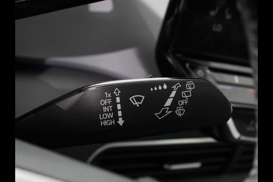 Volkswagen ID.3 Life 58 kWh Climate control Navigatie Cruise control Parkeersensoren voor + achter LED Voorstoelen verwarmd Apple Carplay/ Android Auto