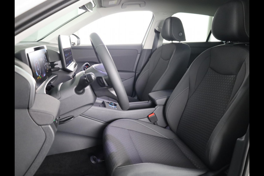 Volkswagen T-Roc Life First Edition 1.5 eTSI 85 kW / 116 PK SUV 7 v