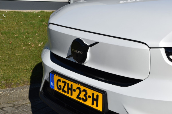 Volvo EC40 Extended Range Plus 82 kWh / Black Sheep pakket met zwart dak / Fjord Blue tapijt / 20" Velgen /