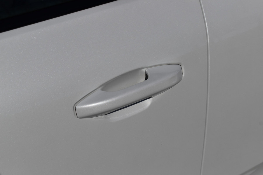 Volvo EC40 Extended Range Plus 82 kWh / Black Sheep pakket met zwart dak / Fjord Blue tapijt / 20" Velgen /