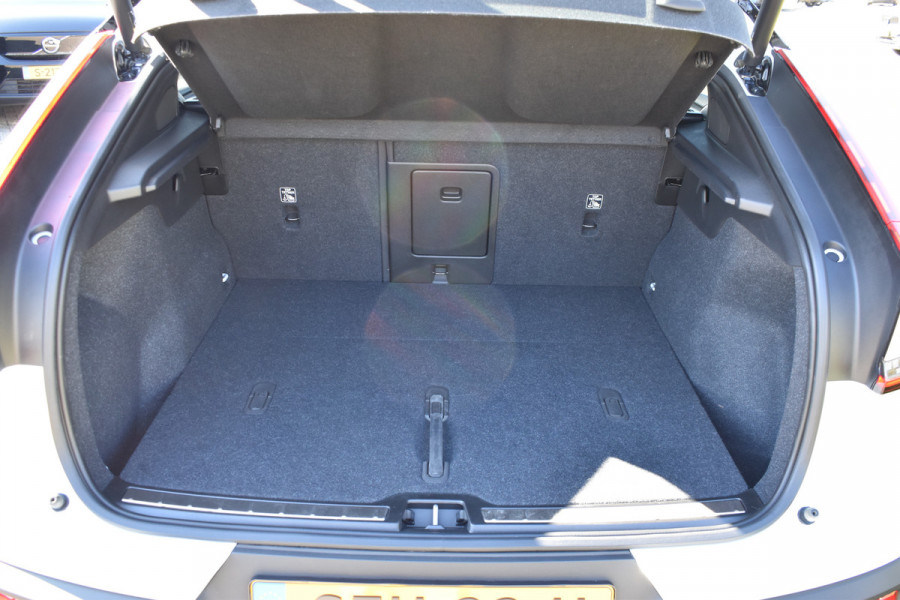 Volvo EC40 Extended Range Plus 82 kWh / Black Sheep pakket met zwart dak / Fjord Blue tapijt / 20" Velgen /