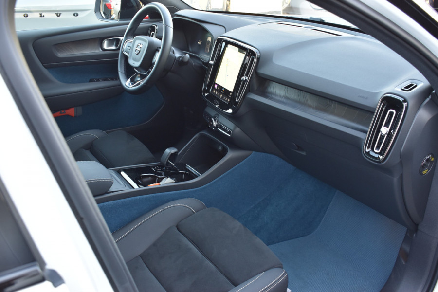 Volvo EC40 Extended Range Plus 82 kWh / Black Sheep pakket met zwart dak / Fjord Blue tapijt / 20" Velgen /