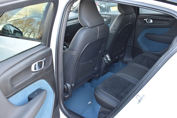 Volvo EC40 Extended Range Plus 82 kWh / Black Sheep pakket met zwart dak / Fjord Blue tapijt / 20" Velgen /