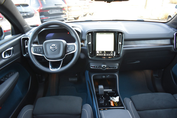 Volvo EC40 Extended Range Plus 82 kWh / Black Sheep pakket met zwart dak / Fjord Blue tapijt / 20" Velgen /