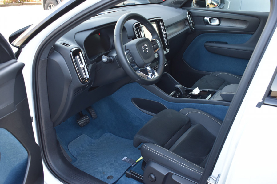 Volvo EC40 Extended Range Plus 82 kWh / Black Sheep pakket met zwart dak / Fjord Blue tapijt / 20" Velgen /