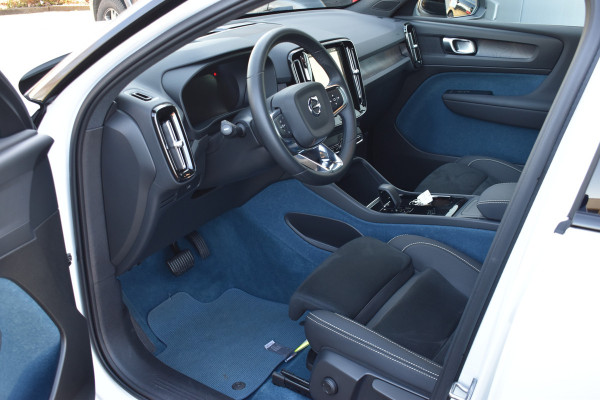 Volvo EC40 Extended Range Plus 82 kWh / Black Sheep pakket met zwart dak / Fjord Blue tapijt / 20" Velgen /