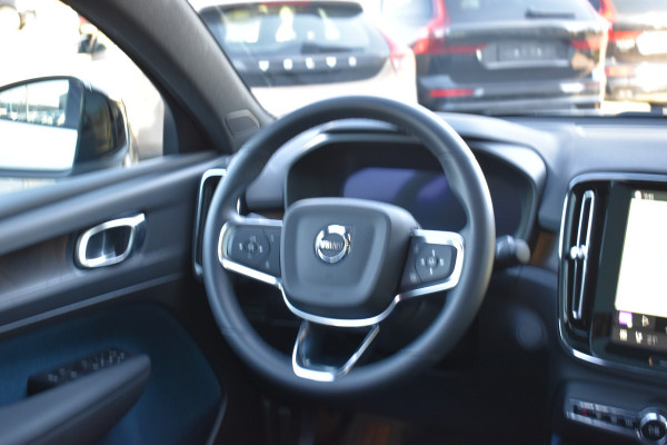 Volvo EC40 Extended Range Plus 82 kWh / Black Sheep pakket met zwart dak / Fjord Blue tapijt / 20" Velgen /