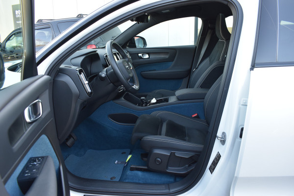 Volvo EC40 Extended Range Plus 82 kWh / Black Sheep pakket met zwart dak / Fjord Blue tapijt / 20" Velgen /
