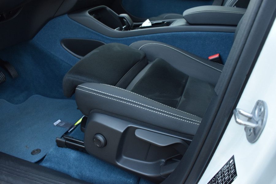 Volvo EC40 Extended Range Plus 82 kWh / Black Sheep pakket met zwart dak / Fjord Blue tapijt / 20" Velgen /