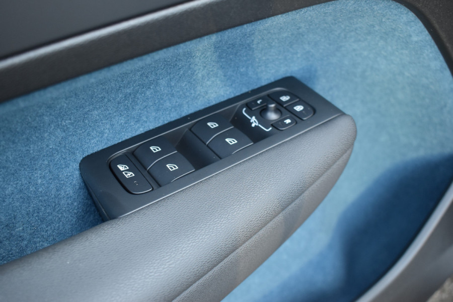 Volvo EC40 Extended Range Plus 82 kWh / Black Sheep pakket met zwart dak / Fjord Blue tapijt / 20" Velgen /