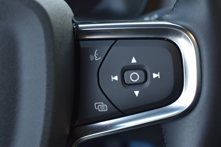 Volvo EC40 Extended Range Plus 82 kWh / Black Sheep pakket met zwart dak / Fjord Blue tapijt / 20" Velgen /