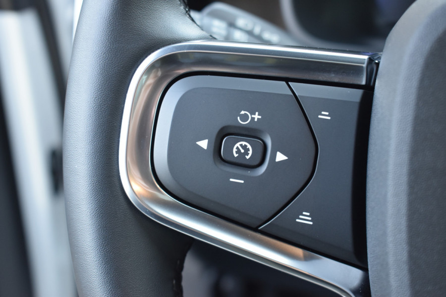 Volvo EC40 Extended Range Plus 82 kWh / Black Sheep pakket met zwart dak / Fjord Blue tapijt / 20" Velgen /