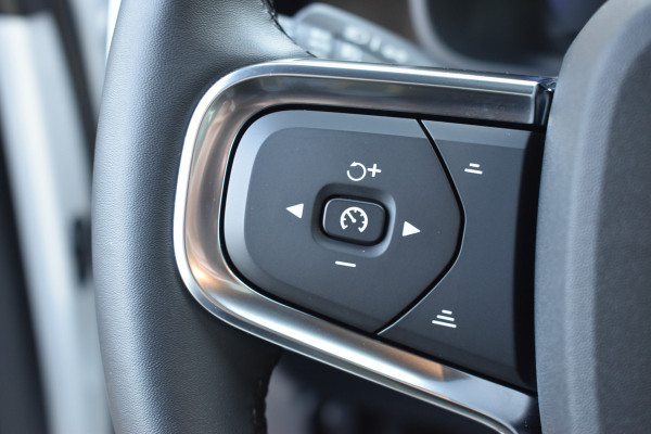 Volvo EC40 Extended Range Plus 82 kWh / Black Sheep pakket met zwart dak / Fjord Blue tapijt / 20" Velgen /