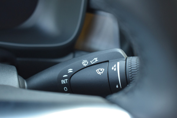 Volvo EC40 Extended Range Plus 82 kWh / Black Sheep pakket met zwart dak / Fjord Blue tapijt / 20" Velgen /