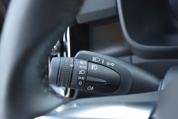 Volvo EC40 Extended Range Plus 82 kWh / Black Sheep pakket met zwart dak / Fjord Blue tapijt / 20" Velgen /