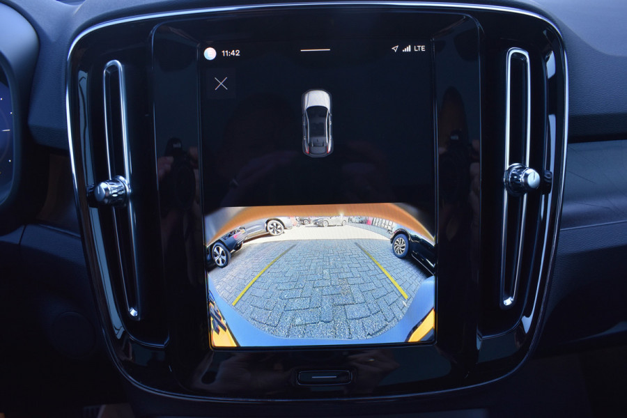 Volvo EC40 Extended Range Plus 82 kWh / Black Sheep pakket met zwart dak / Fjord Blue tapijt / 20" Velgen /