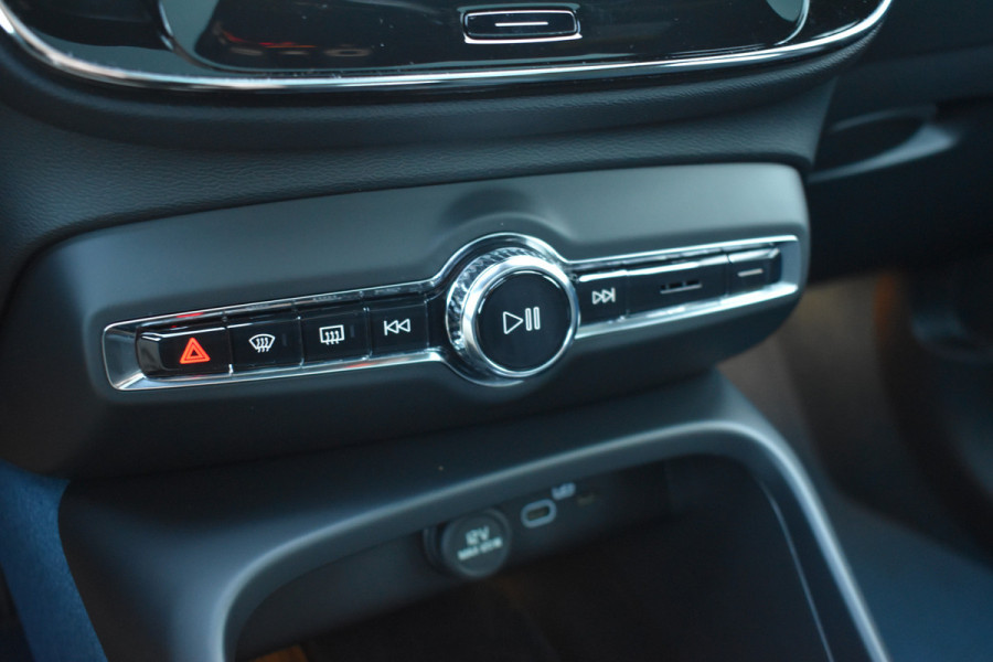 Volvo EC40 Extended Range Plus 82 kWh / Black Sheep pakket met zwart dak / Fjord Blue tapijt / 20" Velgen /