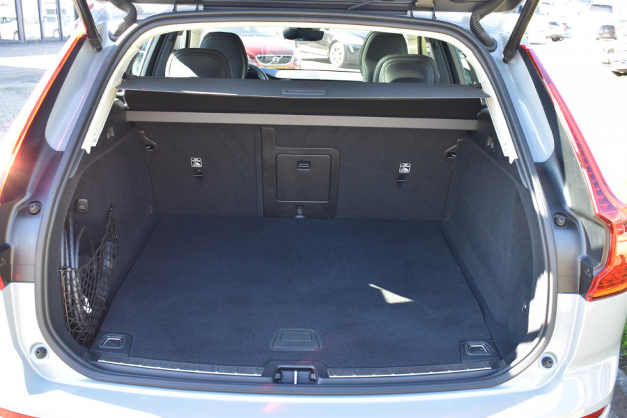 Volvo XC60 T6 AWD 350PK Plug-in Hybrid Ultimate Dark / Head-Up / Trekhaak / Blis / 360 Camera / Schuif/kanteldak /