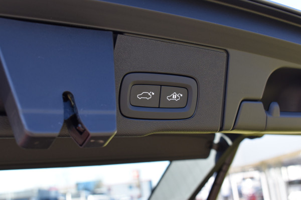 Volvo XC60 T6 AWD 350PK Plug-in Hybrid Ultimate Dark / Head-Up / Trekhaak / Blis / 360 Camera / Schuif/kanteldak /