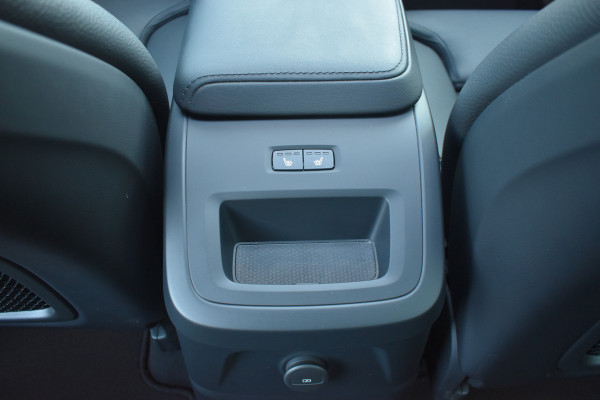 Volvo XC60 T6 AWD 350PK Plug-in Hybrid Ultimate Dark / Head-Up / Trekhaak / Blis / 360 Camera / Schuif/kanteldak /