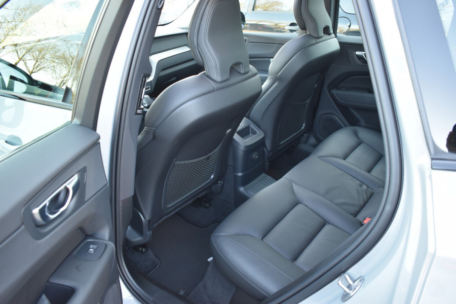 Volvo XC60 T6 AWD 350PK Plug-in Hybrid Ultimate Dark / Head-Up / Trekhaak / Blis / 360 Camera / Schuif/kanteldak /