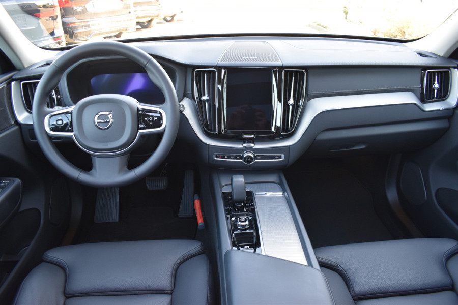 Volvo XC60 T6 AWD 350PK Plug-in Hybrid Ultimate Dark / Head-Up / Trekhaak / Blis / 360 Camera / Schuif/kanteldak /