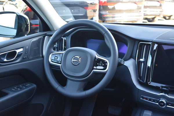 Volvo XC60 T6 AWD 350PK Plug-in Hybrid Ultimate Dark / Head-Up / Trekhaak / Blis / 360 Camera / Schuif/kanteldak /