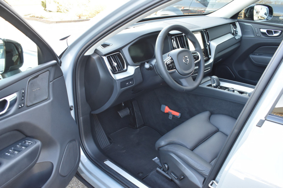Volvo XC60 T6 AWD 350PK Plug-in Hybrid Ultimate Dark / Head-Up / Trekhaak / Blis / 360 Camera / Schuif/kanteldak /