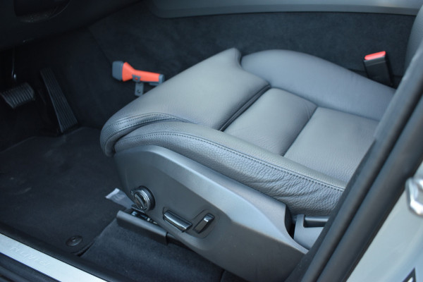 Volvo XC60 T6 AWD 350PK Plug-in Hybrid Ultimate Dark / Head-Up / Trekhaak / Blis / 360 Camera / Schuif/kanteldak /