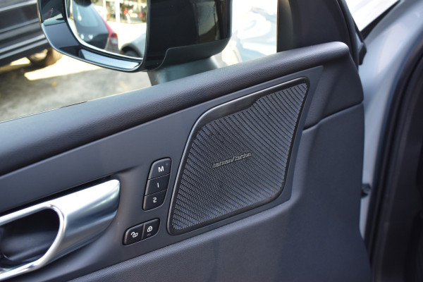 Volvo XC60 T6 AWD 350PK Plug-in Hybrid Ultimate Dark / Head-Up / Trekhaak / Blis / 360 Camera / Schuif/kanteldak /