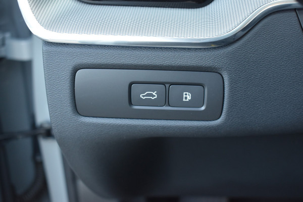 Volvo XC60 T6 AWD 350PK Plug-in Hybrid Ultimate Dark / Head-Up / Trekhaak / Blis / 360 Camera / Schuif/kanteldak /