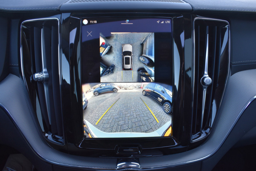 Volvo XC60 T6 AWD 350PK Plug-in Hybrid Ultimate Dark / Head-Up / Trekhaak / Blis / 360 Camera / Schuif/kanteldak /