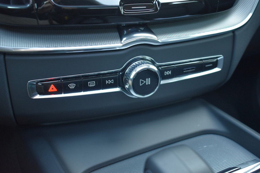 Volvo XC60 T6 AWD 350PK Plug-in Hybrid Ultimate Dark / Head-Up / Trekhaak / Blis / 360 Camera / Schuif/kanteldak /