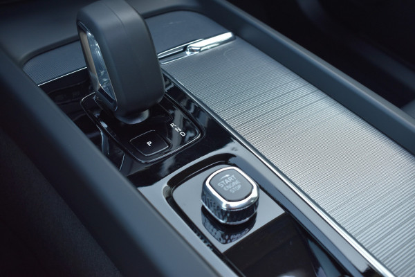 Volvo XC60 T6 AWD 350PK Plug-in Hybrid Ultimate Dark / Head-Up / Trekhaak / Blis / 360 Camera / Schuif/kanteldak /