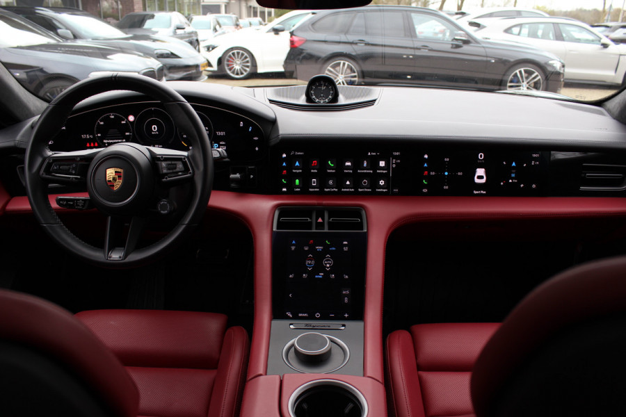Porsche Taycan Cross Turismo Turbo S 93 kWh / SoH 90,9% / Panoramadak / 360Camera / Head-up / Passenger Display / Luchtvering / 21'' / Bose / Keyless / Sportdesign+Chrono / Stoelventilatie+Verwarming / Stuurverwarming / Dodehoek / DAB