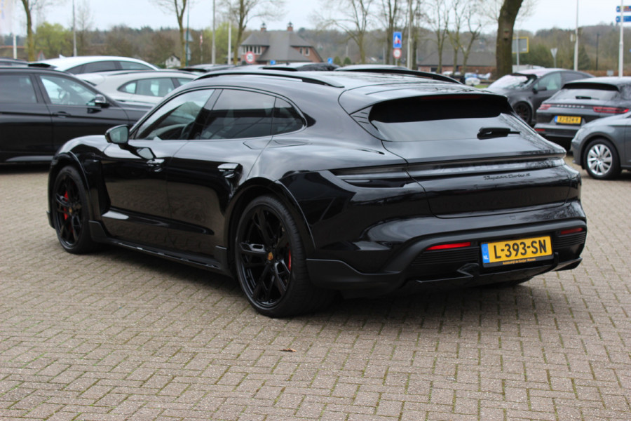 Porsche Taycan Cross Turismo Turbo S 93 kWh / SoH 90,9% / Panoramadak / 360Camera / Head-up / Passenger Display / Luchtvering / 21'' / Bose / Keyless / Sportdesign+Chrono / Stoelventilatie+Verwarming / Stuurverwarming / Dodehoek / DAB