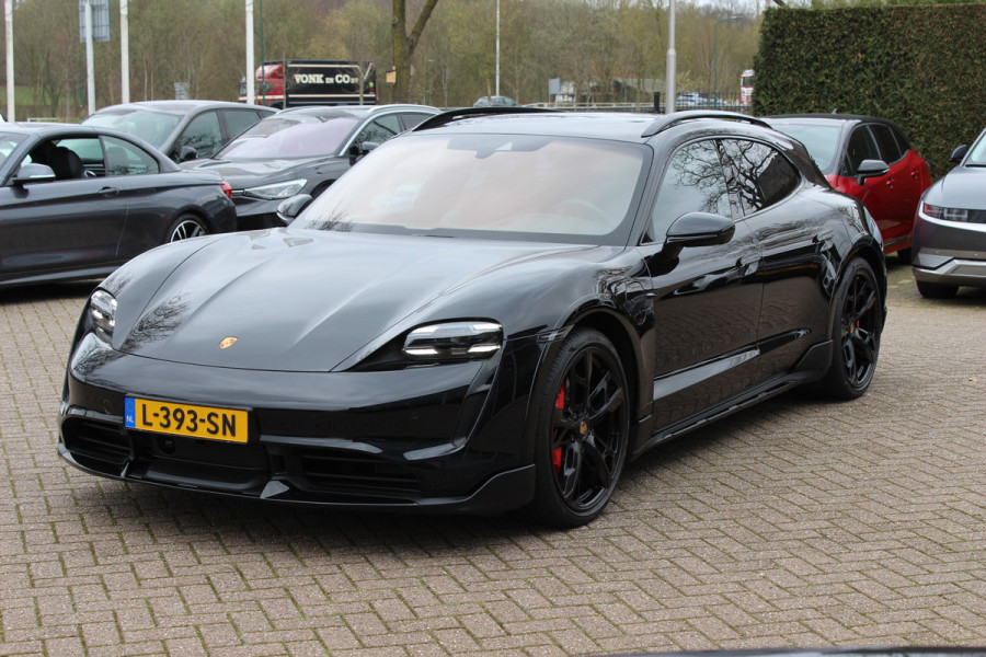 Porsche Taycan Cross Turismo Turbo S 93 kWh / SoH 90,9% / Panoramadak / 360Camera / Head-up / Passenger Display / Luchtvering / 21'' / Bose / Keyless / Sportdesign+Chrono / Stoelventilatie+Verwarming / Stuurverwarming / Dodehoek / DAB