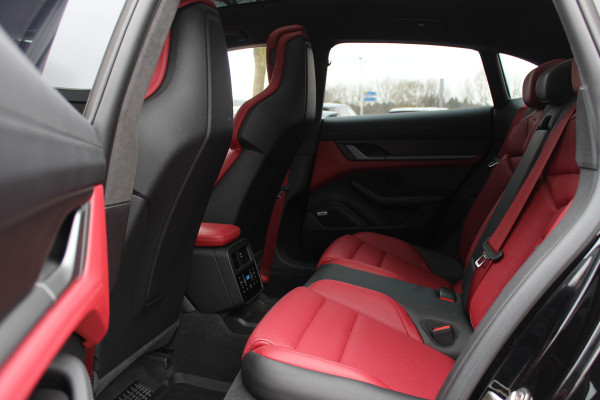 Porsche Taycan Cross Turismo Turbo S 93 kWh / SoH 90,9% / Panoramadak / 360Camera / Head-up / Passenger Display / Luchtvering / 21'' / Bose / Keyless / Sportdesign+Chrono / Stoelventilatie+Verwarming / Stuurverwarming / Dodehoek / DAB