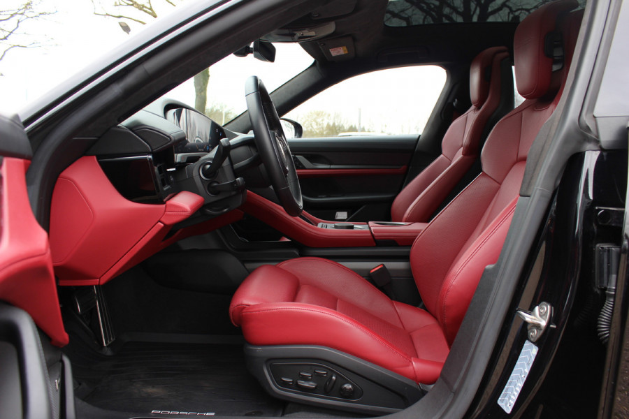 Porsche Taycan Cross Turismo Turbo S 93 kWh / SoH 90,9% / Panoramadak / 360Camera / Head-up / Passenger Display / Luchtvering / 21'' / Bose / Keyless / Sportdesign+Chrono / Stoelventilatie+Verwarming / Stuurverwarming / Dodehoek / DAB