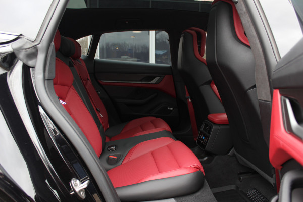 Porsche Taycan Cross Turismo Turbo S 93 kWh / SoH 90,9% / Panoramadak / 360Camera / Head-up / Passenger Display / Luchtvering / 21'' / Bose / Keyless / Sportdesign+Chrono / Stoelventilatie+Verwarming / Stuurverwarming / Dodehoek / DAB