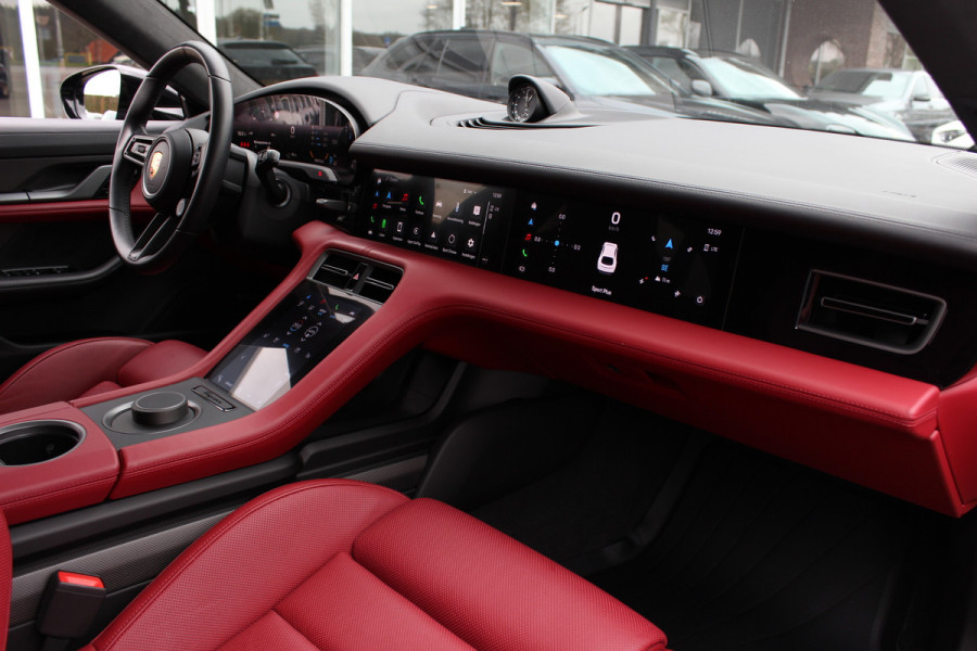 Porsche Taycan Cross Turismo Turbo S 93 kWh / SoH 90,9% / Panoramadak / 360Camera / Head-up / Passenger Display / Luchtvering / 21'' / Bose / Keyless / Sportdesign+Chrono / Stoelventilatie+Verwarming / Stuurverwarming / Dodehoek / DAB