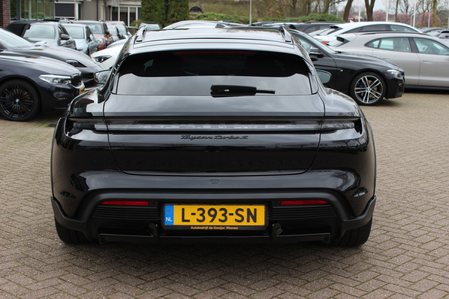 Porsche Taycan Cross Turismo Turbo S 93 kWh / SoH 90,9% / Panoramadak / 360Camera / Head-up / Passenger Display / Luchtvering / 21'' / Bose / Keyless / Sportdesign+Chrono / Stoelventilatie+Verwarming / Stuurverwarming / Dodehoek / DAB