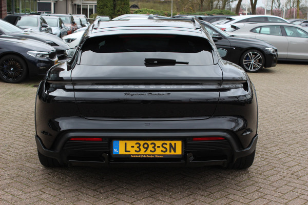 Porsche Taycan Cross Turismo Turbo S 93 kWh / SoH 90,9% / Panoramadak / 360Camera / Head-up / Passenger Display / Luchtvering / 21'' / Bose / Keyless / Sportdesign+Chrono / Stoelventilatie+Verwarming / Stuurverwarming / Dodehoek / DAB