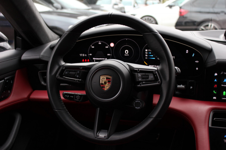 Porsche Taycan Cross Turismo Turbo S 93 kWh / SoH 90,9% / Panoramadak / 360Camera / Head-up / Passenger Display / Luchtvering / 21'' / Bose / Keyless / Sportdesign+Chrono / Stoelventilatie+Verwarming / Stuurverwarming / Dodehoek / DAB