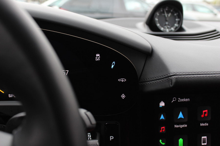 Porsche Taycan Cross Turismo Turbo S 93 kWh / SoH 90,9% / Panoramadak / 360Camera / Head-up / Passenger Display / Luchtvering / 21'' / Bose / Keyless / Sportdesign+Chrono / Stoelventilatie+Verwarming / Stuurverwarming / Dodehoek / DAB