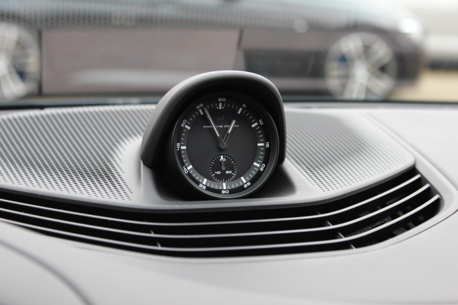 Porsche Taycan Cross Turismo Turbo S 93 kWh / SoH 90,9% / Panoramadak / 360Camera / Head-up / Passenger Display / Luchtvering / 21'' / Bose / Keyless / Sportdesign+Chrono / Stoelventilatie+Verwarming / Stuurverwarming / Dodehoek / DAB