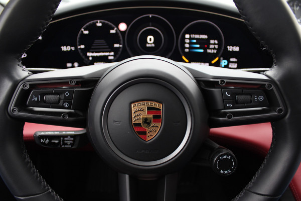 Porsche Taycan Cross Turismo Turbo S 93 kWh / SoH 90,9% / Panoramadak / 360Camera / Head-up / Passenger Display / Luchtvering / 21'' / Bose / Keyless / Sportdesign+Chrono / Stoelventilatie+Verwarming / Stuurverwarming / Dodehoek / DAB