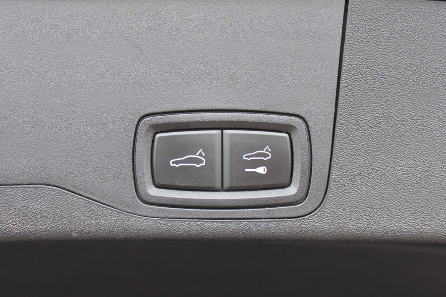 Porsche Taycan Cross Turismo Turbo S 93 kWh / SoH 90,9% / Panoramadak / 360Camera / Head-up / Passenger Display / Luchtvering / 21'' / Bose / Keyless / Sportdesign+Chrono / Stoelventilatie+Verwarming / Stuurverwarming / Dodehoek / DAB