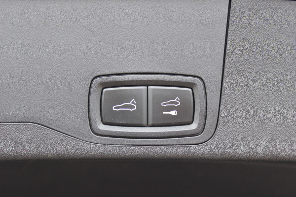 Porsche Taycan Cross Turismo Turbo S 93 kWh / SoH 90,9% / Panoramadak / 360Camera / Head-up / Passenger Display / Luchtvering / 21'' / Bose / Keyless / Sportdesign+Chrono / Stoelventilatie+Verwarming / Stuurverwarming / Dodehoek / DAB